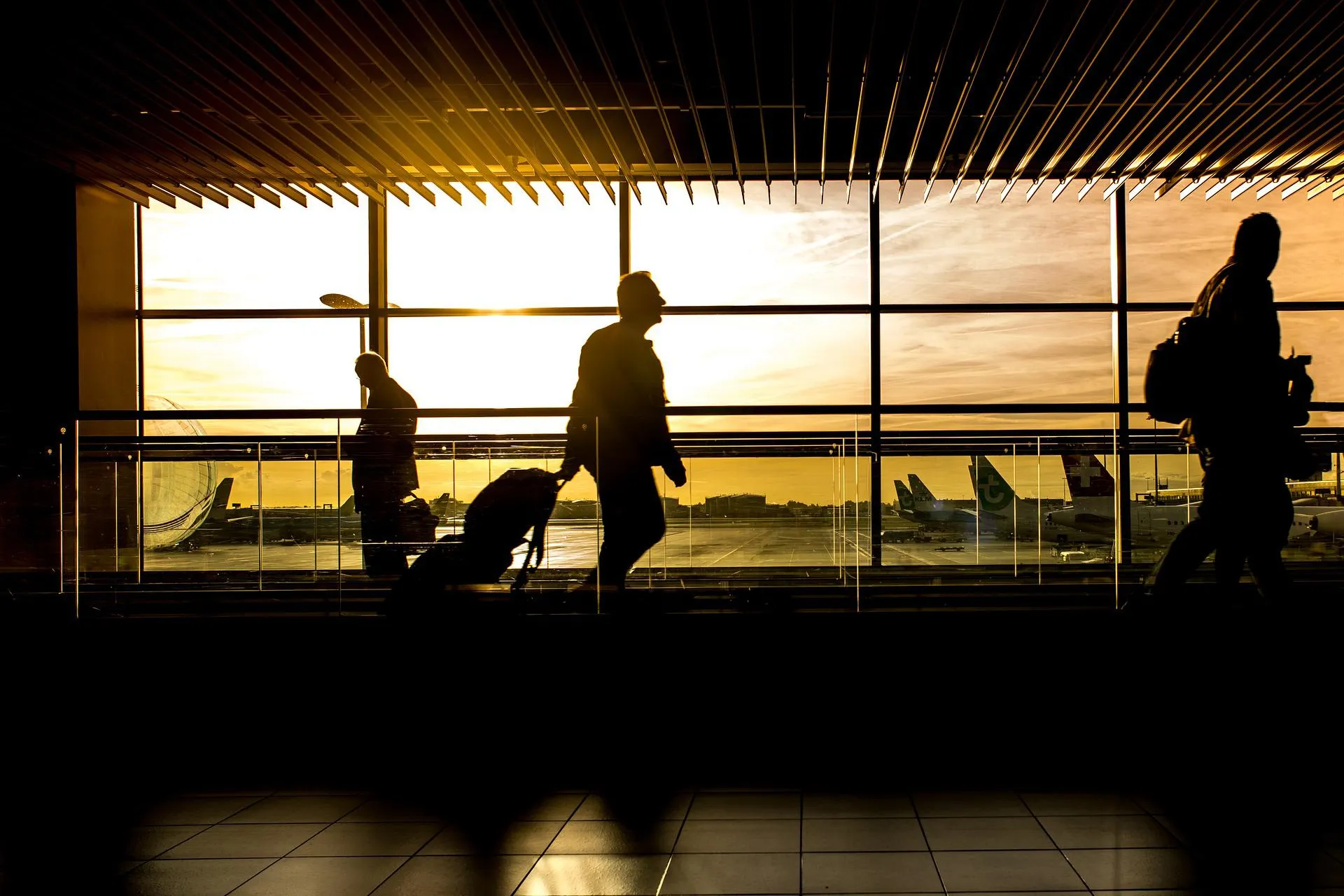 Reizigers in de vertrekhal van de luchthaven