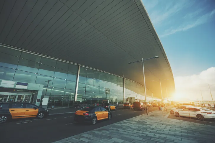 Comfortabel luchthavenvervoer tot aan de terminal